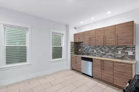 8 Roach St, Boston, MA 02125 photo 4
