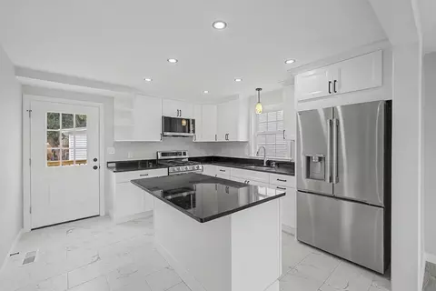 298 King St, Fall River, MA 02724 photo 4