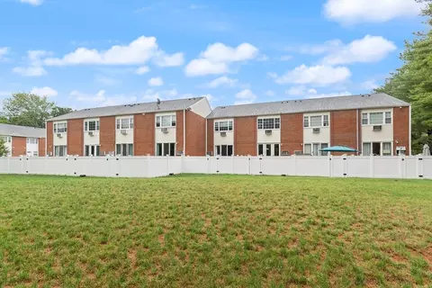 41 Foundry St #15-3, Easton, MA 02375