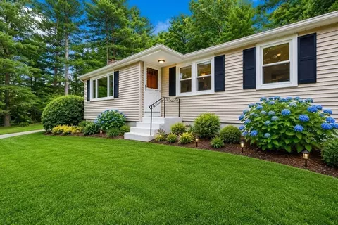 4 Cross St, Foxboro, MA 02035