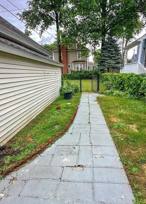 573 White St, Springfield, MA 01108 photo 4