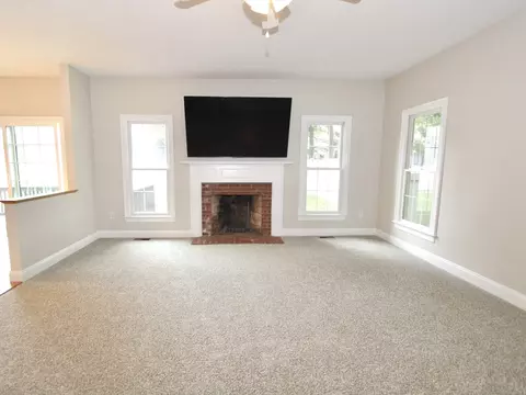 Living - 7 Chevy Chase Rd, Worcester, MA 01606 photo 2 of 3