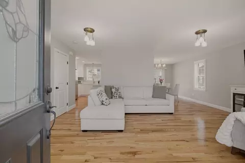 8 Princeton Cir, Fall River, MA 02724 photo 3