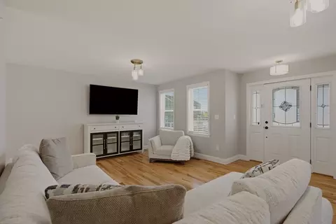 8 Princeton Cir, Fall River, MA 02724 photo 6