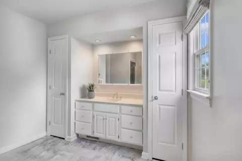 Bath - 39 Venture Dr, Springfield, MA 01119 photo 2 of 4