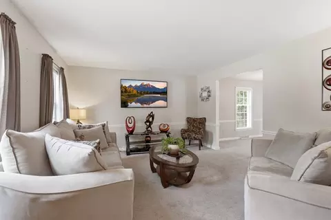 Living - 39 Venture Dr, Springfield, MA 01119 photo 1 of 4