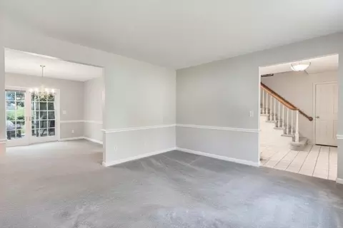 Living - 39 Venture Dr, Springfield, MA 01119 photo 3 of 4