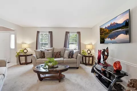 Living - 39 Venture Dr, Springfield, MA 01119 photo 2 of 4