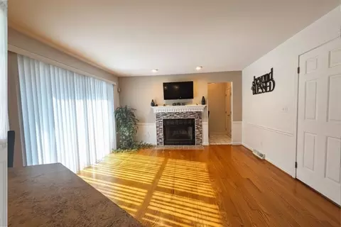 Living - 39 Venture Dr, Springfield, MA 01119 photo 4 of 4