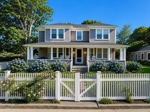 30 Daggett Ave, Tisbury, MA 02568