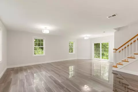 Living - 1295 Main St, Reading, MA 01867 photo 6 of 7