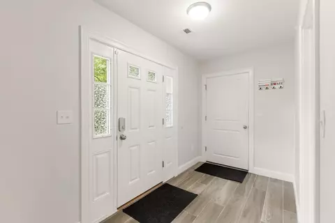 Entry Way - 1295 Main St, Reading, MA 01867 photo 2 of 2