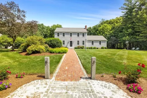 16 King Philip Path, Mendon, MA 01756