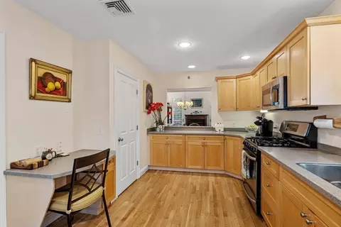 Kitchen - 25 Whiting Ln #25, Hingham, MA 02043 photo 3 of 4