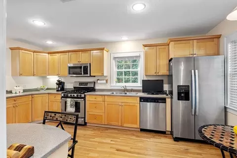Kitchen - 25 Whiting Ln #25, Hingham, MA 02043 photo 2 of 4
