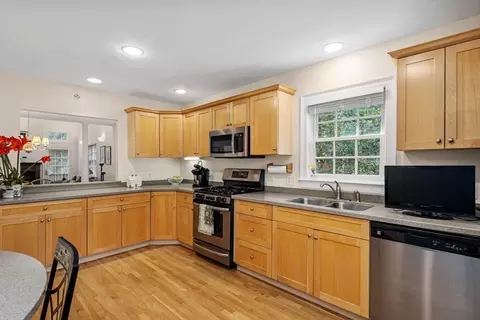 Kitchen - 25 Whiting Ln #25, Hingham, MA 02043 photo 4 of 4