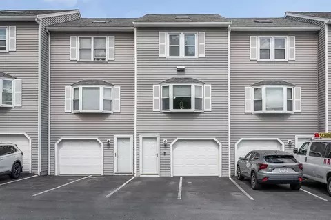95 Tennis Plaza Rd #7, Dracut, MA 01826
