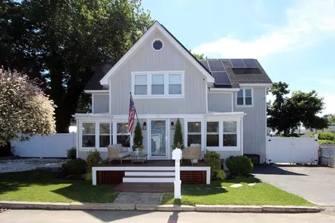 Exterior - 22 Maple St, Wareham, MA 02571 photo 2 of 9
