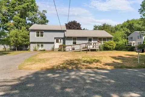 48 Westbrook Dr, Seekonk, MA 02771