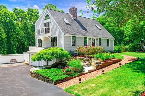 27 Crestview Dr, Sandwich, MA 02537
