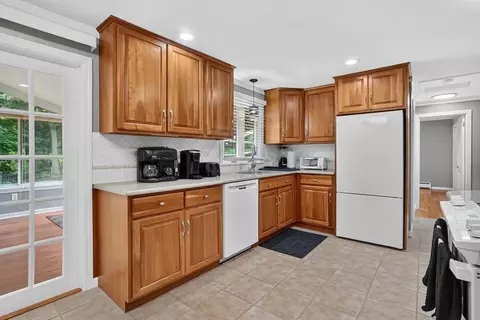 125 E Allen Ridge Rd, Springfield, MA 01118 photo 3