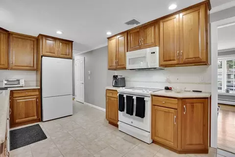 125 E Allen Ridge Rd, Springfield, MA 01118 photo 2