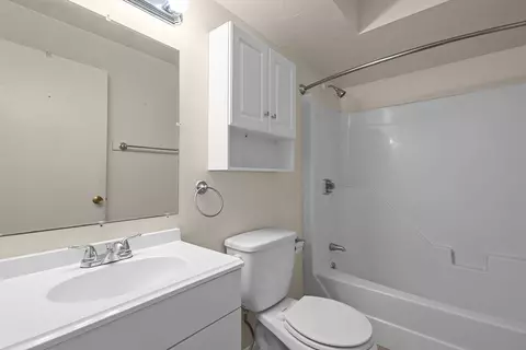 Bath - 135 Vale St #16, Fall River, MA 02724 photo 2 of 3