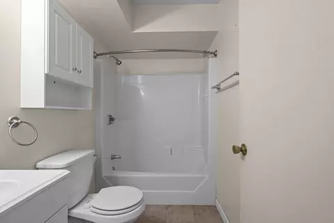 Bath - 135 Vale St #16, Fall River, MA 02724 photo 1 of 3
