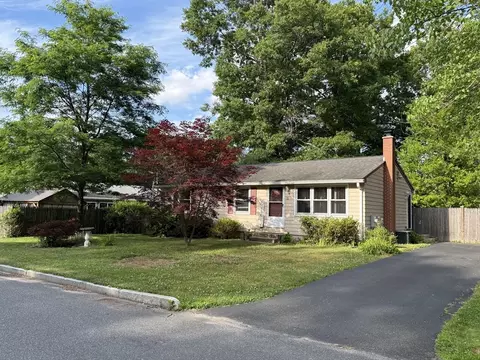 11 Butternut St, Springfield, MA 01128 photo 2