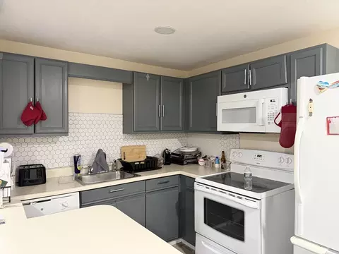 1261 Church St #13, New Bedford, MA 02745