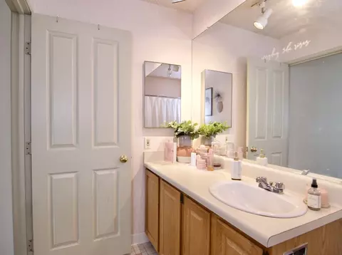Bath - 235 State St #413, Springfield, MA 01103 photo 2 of 2