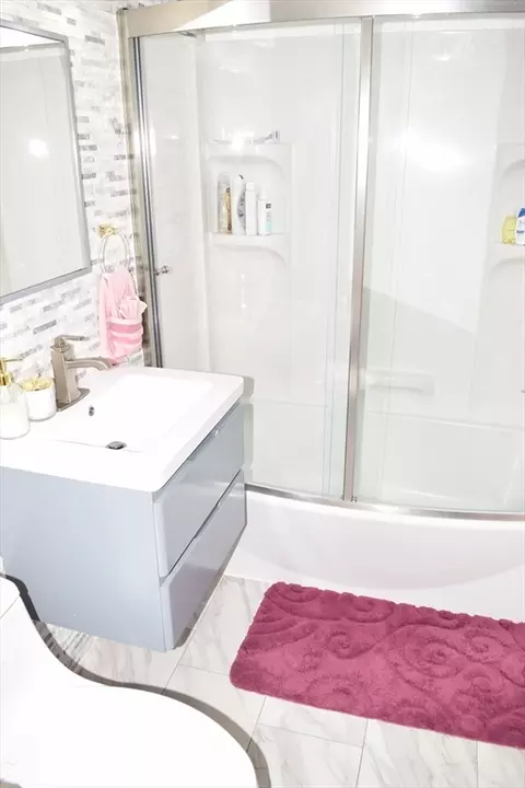 Bath - 43 Barton St, Springfield, MA 01104 photo 1 of 1