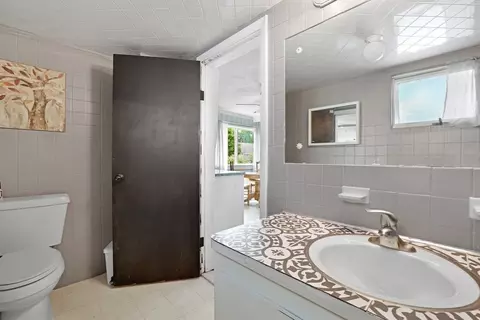 Bath - 10 Barnes St, Wareham, MA 02571 photo 1 of 2