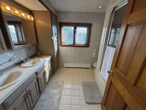 Bath - 3 Monroe Ct, Gloucester, MA 01930 photo 2 of 4