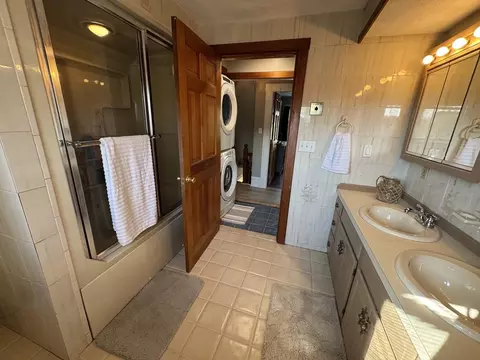 Bath - 3 Monroe Ct, Gloucester, MA 01930 photo 3 of 4