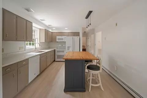 Kitchen - 42 Riverside Dr, Reading, MA 01867 photo 2 of 3