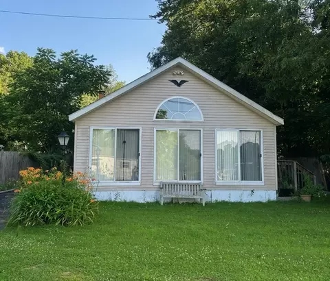 10 Brows Beach Rd, Wales, MA 01081