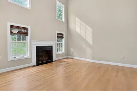 Living - 32 Bissonnette Cir, Southampton, MA 01073 photo 2 of 4
