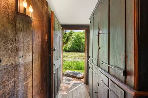 Entry Way - 11 Lincoln St, Gloucester, MA 01930 photo 3 of 4