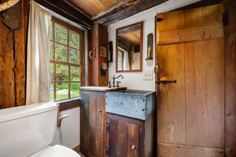 Bath - 11 Lincoln St, Gloucester, MA 01930 photo 1 of 3