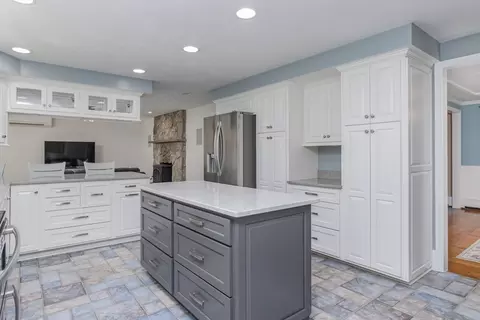 Kitchen - 4 Upton St, Dunstable, MA 01827 photo 4 of 5