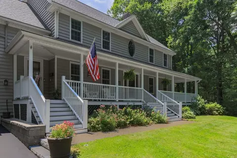 Exterior - 4 Upton St, Dunstable, MA 01827 photo 2 of 8