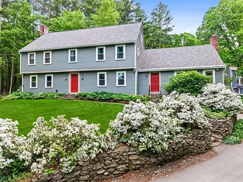 29 Pond St, Hopkinton, MA 01748