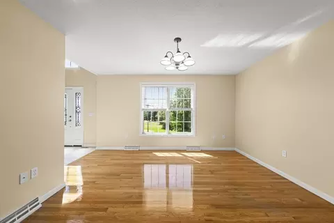 Living - 1507 E Mountain Rd, Westfield, MA 01085 photo 5 of 6