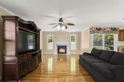 Living - 1507 E Mountain Rd, Westfield, MA 01085 photo 3 of 6