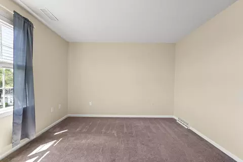 Bedroom - 1507 E Mountain Rd, Westfield, MA 01085 photo 2 of 6