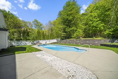 Exterior - 1507 E Mountain Rd, Westfield, MA 01085 photo 2 of 3