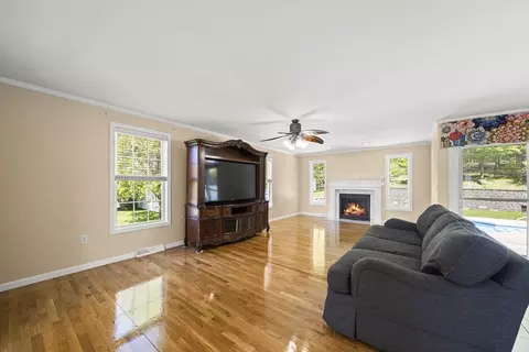 Living - 1507 E Mountain Rd, Westfield, MA 01085 photo 4 of 6