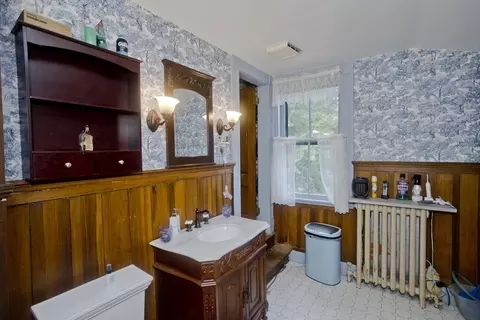 Bath - 2 Crescent Hl, Springfield, MA 01105 photo 1 of 4