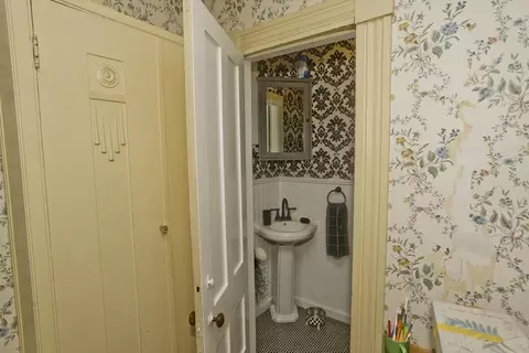 Bath - 2 Crescent Hl, Springfield, MA 01105 photo 3 of 4